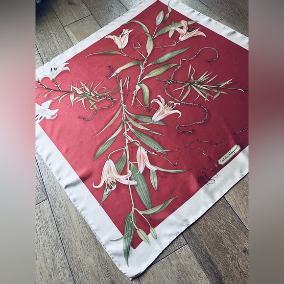 SALVATORE FERRAGAMO “Charming Lillies” 100% Silk Scarf Rose/Ivory, 33x34 Italian - Picture 9 of 13
